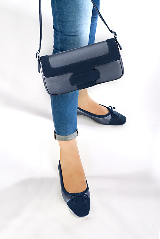 Ballerine bleu marine Ballerine avec un petit talon Bout carre. Talon plat evase. Modele Pretty Chou H